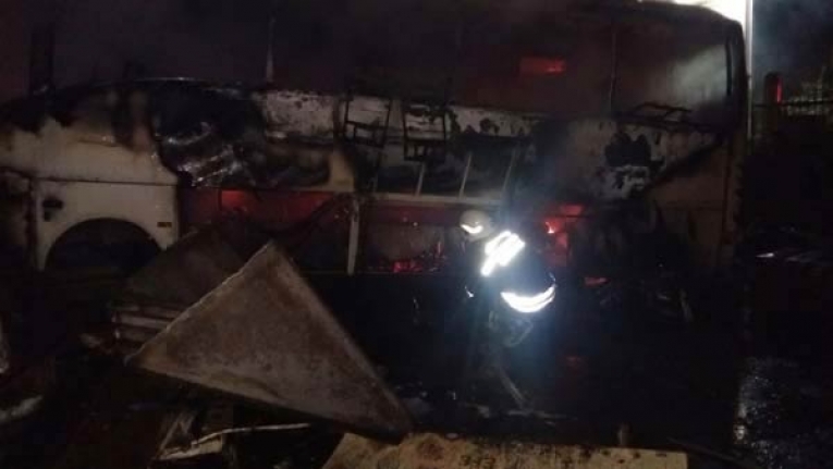 Trabzon'da yangın: Otobüs ve Kamyon küle döndü!