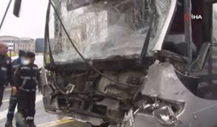 Metrobüs kaza anı kamerada