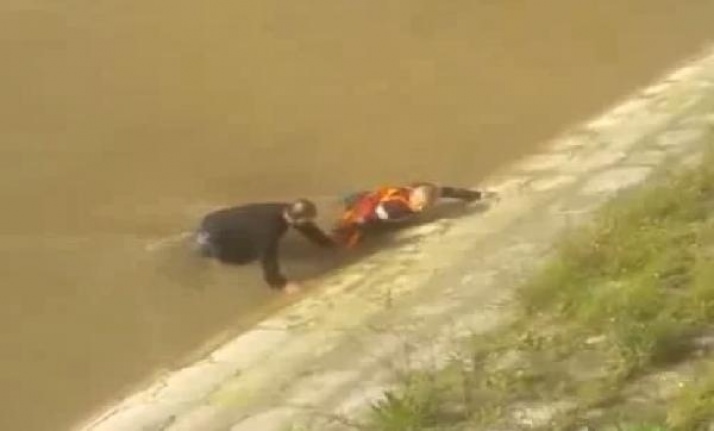 Asi Nehri’ne düşen kişiyi eski cankurtaran kurtardı